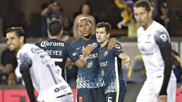 Fernando madrigal festeja su primer gol con el América