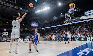 Facundo Campazzo lanza de tres puntos.