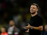 Botafogo's Argentine head coach Martin Anselmi gestures during the Campeonato Brasileiro Serie A football match between Fluminense and Botafogo at the Maracana Stadium in Rio de Janeiro, Brazil, on February 12, 2026. (Photo by Pablo PORCIUNCULA / AFP)