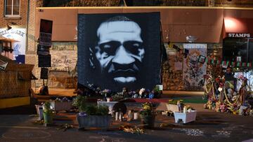 FOTO DE ARCHIVO: Las ofrendas se dejan en George Floyd Square en Minneapolis, Minnesota, EE. UU., 21 de mayo de 2021. 