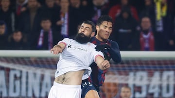 EIBAR (Guip¨²zcoa), 07/01/2024.-El delantero del Athletic Club Asier Villalibre en un duelo a¨¦reo ante Jorge Yriarte centrocampista venezolano durante el partido de dieciseisavos de final de la Copa del Rey que el Eibar disputa ante el Athletic Club este domingo en el Estadio Municipal de Ipurua. EFE/ Javier Etxezarreta