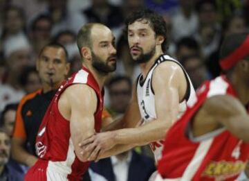 La batalla entre Sergio Llull y Spanoulis (de rojo) la acabó ganando el madridista.