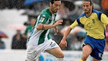 <b>ARZU EN ACCIÓN. </b>El nazareno ha sido uno de los jugadores más importantes del Betis en esta complicada temporada. Aquí le vemos encarando con decisión a un rival.