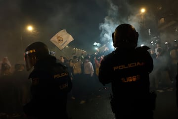 Bufandas al aire, el humo de las bengalas y el autobs del Real Madrid y el del Atltico avanzan entre la niebla... Las aficiones recibieron de esta manera a sus  equipos.