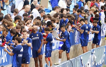 Los jugadores del Zaragoza, firmando autógrafos y haciéndose fotos.