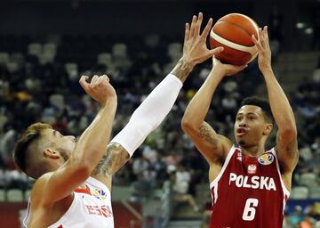 El polaco A.J. Slaughter realizando un tiro delante del pivot español  Willy Hernángomez.