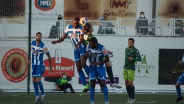 Mujaid despeja un balón de cabeza en el partido ante el Guijuelo con Uche Agbo participando en la jugada.