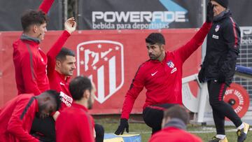 Vitolo y Diego Costa, incorporaciones al Atlético en este enero de 2018, en un entrenamiento en el Cerro.