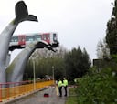 Una escultura de una ballena frena un accidente de tren en Rotterdam