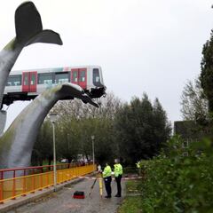 Una escultura de una ballena frena un accidente de tren en Rotterdam
