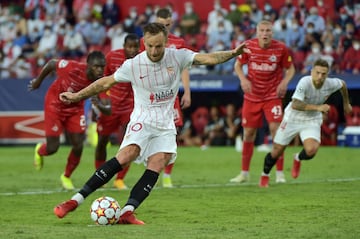 Rakitic, también de penalti, empató el partido. 1-1.