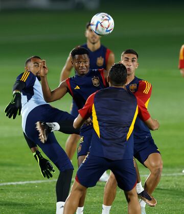 Ansu Fati durante la sesión de entrenamiento en la Universidad de Doha.