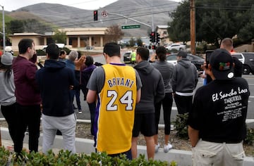 Aficionados de los Lakers y vecinos de Calabasas en los alrededores de la zona residencial de Las Vírgenes, lugar en donde se produjo el accidente de helicóptero en el que viajaba Kobe Bryant.