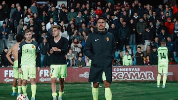 Jugadores del Mallorca tras caer eliminados en la Copa del Rey ante el Pontevedra en Pasarón.