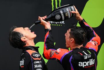 Aleix Espargar車 celebra en el podio la victoria con su director t谷cnico, Romano Albesiano.