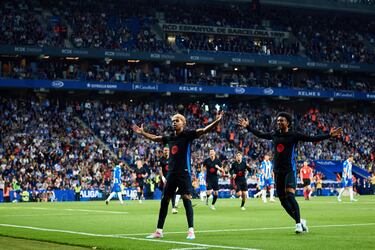 0-1. Lamine Yamal celebra el primer gol con Alejandro Balde.