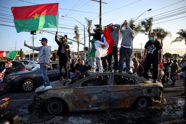 Una bandera de Burkina Faso aparece durante las protestas en L.A.