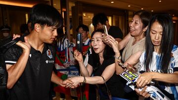 Kubo firma autógrafos al llegar a su país.