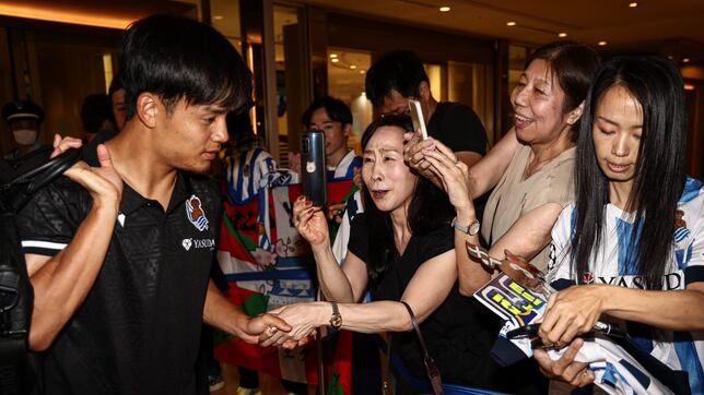 La respuesta a los rumores del Liverpool: Kubo lidera la expedición a Japón