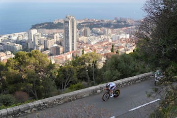 El belga Remco Evenepoel, vestido con el maillot blanco del mejor joven ciclista, sube las colinas que rodean Mónaco durante la crono de hoy. 