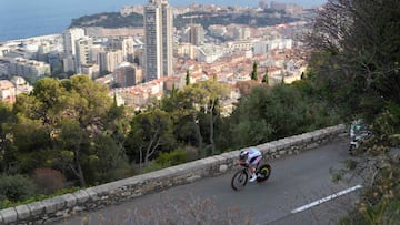 El belga Remco Evenepoel, vestido con el maillot blanco del mejor joven ciclista, sube las colinas que rodean Mónaco durante la crono de hoy.