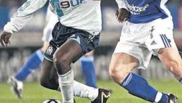 <b>MÁS CERCA.</b> Luyindula, muy amigo de Sylvain N'Diaye, tiene un pie y medio ya en el Levante.