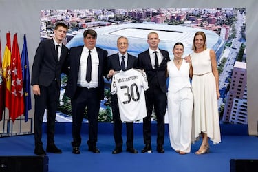 Franco Mastantuono posa con Florentino Pérez y su familia. 
