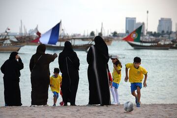La celebraci¨®n del Mundial en Qatar est¨¢ provocando un considerable aumento de la afici¨®n por el f¨²tbol entre
los m¨¢s j¨®venes de este pa¨ªs, como se aprecia en la fotograf¨ªa, en la que un ni?o ataviado con la equipaci¨®n de Brasil juega con un bal¨®n en la playa de Katara (Doha). Tal vez en el futuro sean un rival a temer.