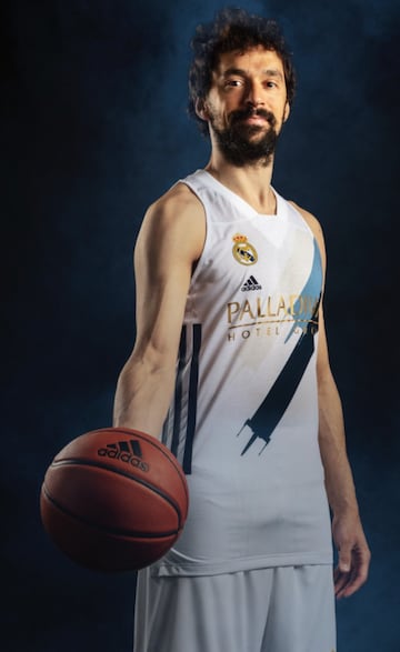 El Real Madrid Baloncesto se une a adidas y Lucasfilm para presetnar una nueva equipación inspirada en la saga cinematográfica Star Wars. Esta colección incluye dos camisetas de juego, la camiseta reversible de entrenamiento y dos modelos de camisetas ext