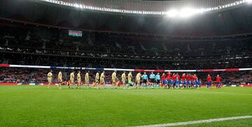 Formación de los equipos del Barcelona y Atlético de Madrid.