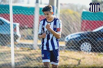 El delantero es la gran figura del momento en Colo Colo. El "Pible" inició su carrera en Talleres de Córdoba y en 2019 estuvo con la selección argentina Sub 18 en el torneo Cotif L'Alcudia.