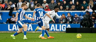 El jugador brasileño del Real Madrid cayó dentro del área tras notar un contacto del defensor del Alavés, Tenaglia. El VAR dictaminó que no hay nada punible en esa acción de Vinicius.