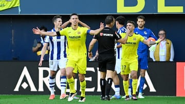 VILLARREAL, 20/04/2025.- Los jugadores del Villarreal después del tercer gol que ha sido anulado, durante el partido de Liga que el Villarreal y la Real Sociedad disputan este domingo en el estadio de la Cerámica. EFE/ Andreu Esteban