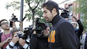 <b>EXPECTACIÓN. </b>Karabatic se dirige a declarar ante la policía.
