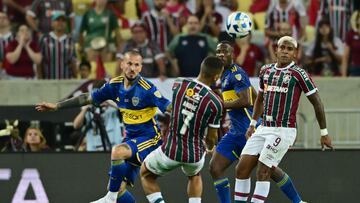 Boca Juniors' forward Dario Benedetto (L) and Boca Juniors' Peruvian defender Luis Advincula (2-R) and Fluminense's midfielder Andre Trindade (7) and Fluminense's forward John Kennedy look at the ball during the Copa Libertadores final football match between Brazil's Fluminense and Argentina's Boca Juniors at Maracana Stadium in Rio de Janeiro, Brazil, on November 4, 2023. (Photo by Pablo PORCIUNCULA / AFP)