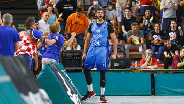 Leo Meindl celebra la victoria con la afici&oacute;n del Fuenlabrada.