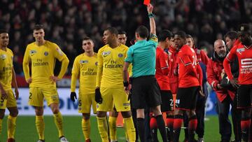 Mbappé, en su reaparición, vio la roja tras una patada por detrás al jugador del Rennes.