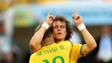 David Luiz, abrazado a Neymar.