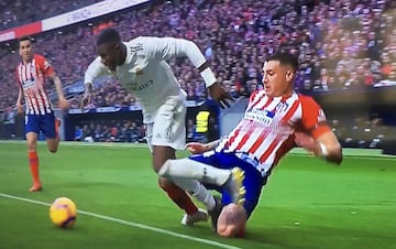 Otro derbi con matices ¿grises…? pero en el que el colegiado catalán Estrada Fernández estuvo a un nivel alto de arbitraje. Los madridistas se quejaron de que el gol rojiblanco, logrado por Griezmann, venía precedido de una falta de Correa a Vinícius, algo que el árbitro no apreció. El lío vino en el segundo tanto de los blancos, conseguido por Sergio Ramos de penalti. Una infracción de Giménez sobre el propio Vinícius… en la que la duda radica en si fue dentro o fuera del área: el uruguayo se lanzó a frenar el ataque del brasileño, arrastrando la pierna. Estrada consideró que la falta fue dentro del área rojiblanca. Por lo tanto, penalti. Pero no sólo fue esa jugada: en la segunda parte se anuló un gol a Morata por estar el jugador atlético en posición de fuera de juego. Posteriormente, y tras analizada la jugada, se demostró que el atacante rojiblanco estaba en posición correcta por… ¡tres centímetros!