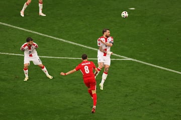 2-1, minuto 66. Arda Güler se acomoda el balón a su pierna izquierda en la frontal del área y suelta un cañonazo a la escuadra derecha del portero de Georgia, Giorgi Mamadarshvili.