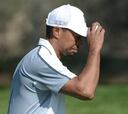 Tiger abandona en Torrey Pines por problemas de espalda