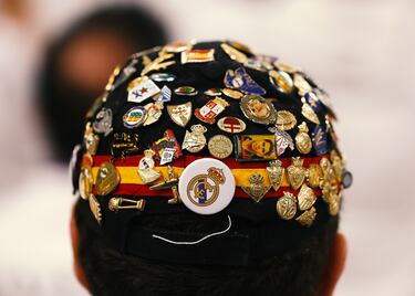 Detalle del gorro de un aficionado del Real Madrid.