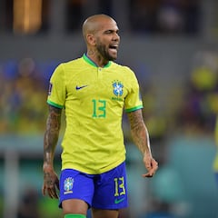 Qué fue de Dani Alves: El ‘rey de los títulos’ y su caída del Olimpo del fútbol