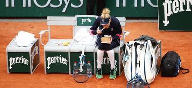 Laura Siegemund aprovecha una pausa para comer