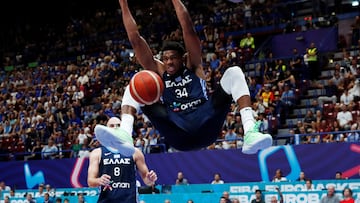 Basketball - EuroBasket Championship - Group C - Estonia v Greece - Mediolanum Forum, Assago, Italy - September 8, 2022 Greece's Giannis Antetokounmpo scores a basket REUTERS/Alessandro Garofalo TPX IMAGES OF THE DAY