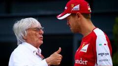 Bernie Ecclestone muestra su simpatía con Ferrari.