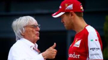 Bernie Ecclestone muestra su simpatía con Ferrari.