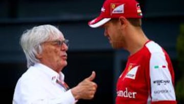 Bernie Ecclestone muestra su simpatía con Ferrari.