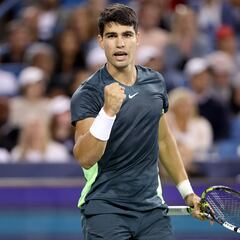 Alcaraz salva el trasnoche para sumar su 50ª victoria de 2023