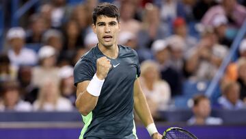 Carlos Alcaraz celebra un punto contra Jordan Thompson en el Western & Southern Open de Cincinnati.